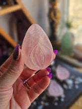 Load image into Gallery viewer, Rose Quartz Crystal Vulva Yoni Carving