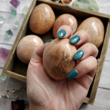 Load image into Gallery viewer, Natural Peach Moonstone Palmstones