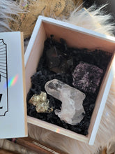 Load image into Gallery viewer, Smokin Love Antique Keepsake Raw Crystal Kit Cigar Box