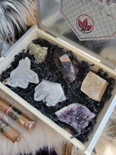 Load image into Gallery viewer, Smokin Love Antique Keepsake Raw Crystal Kit Cigar Box