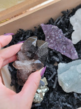 Load image into Gallery viewer, Smokin Love Antique Keepsake Raw Crystal Kit Cigar Box