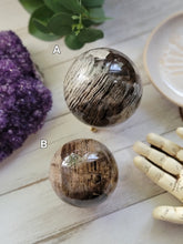 Load image into Gallery viewer, Thousand Layer Lodolite Spheres