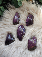 Load image into Gallery viewer, Natural Polished Purpurite Palmstones
